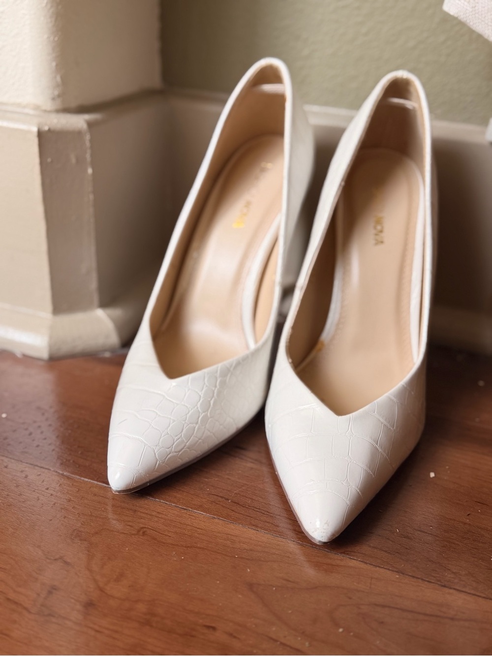 Fashion Nova White Croc-Embossed Pointed Toe Pumps Size 8